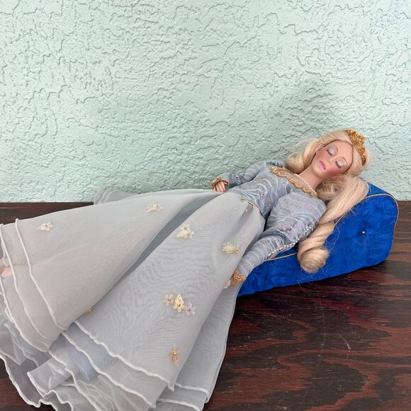Franklin Heirloom Sleeping Beauty Bisque Porcelain Doll with Chaise *PRISTINE* - Picture 1 of 11
